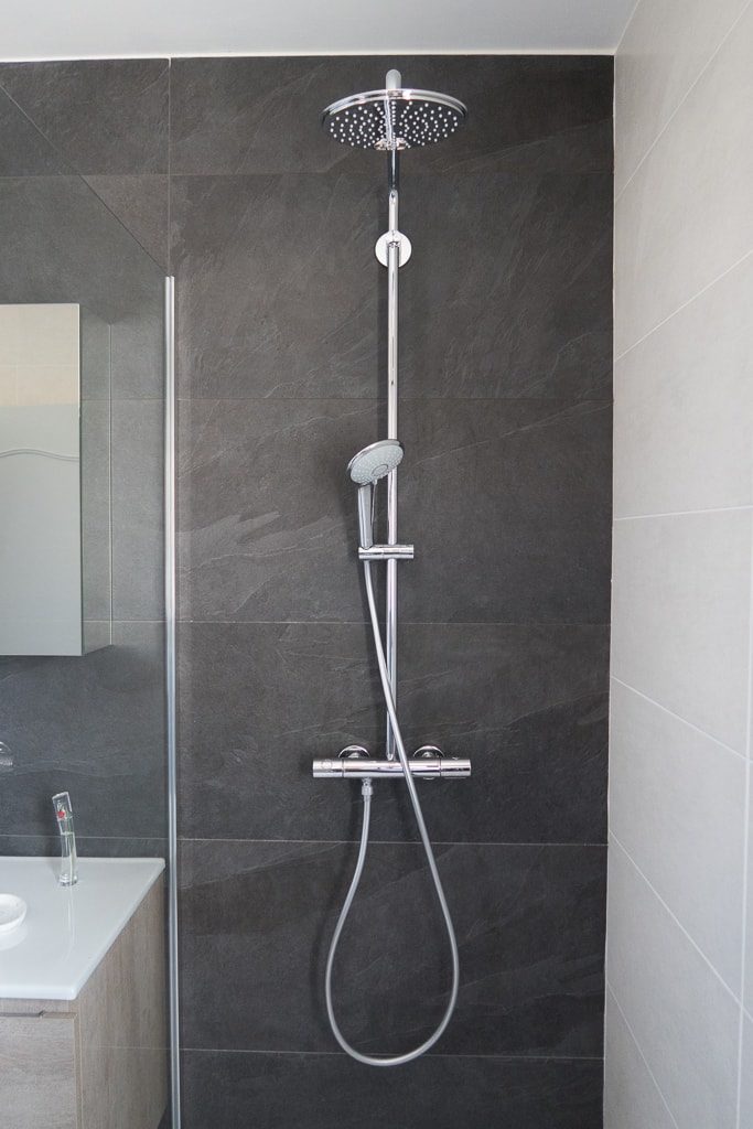 Installation d'une douche avec grand carreaux gris anthracite